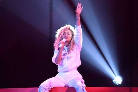 Rita Ora singing through her white SKM 6000 at the 2018 BRIT Awards
