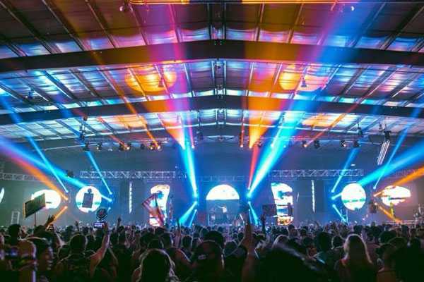 The fast-moving lightshow was designed by Joe Musico and run by lighting director Luis Torres (photo: Tony Cottrell) The fast-moving lightshow was designed by Joe Musico and run by lighting director Luis Torres (photo: Tony Cottrell)