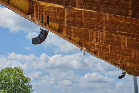 The loudspeaker installation is identically matched in the east and west stands