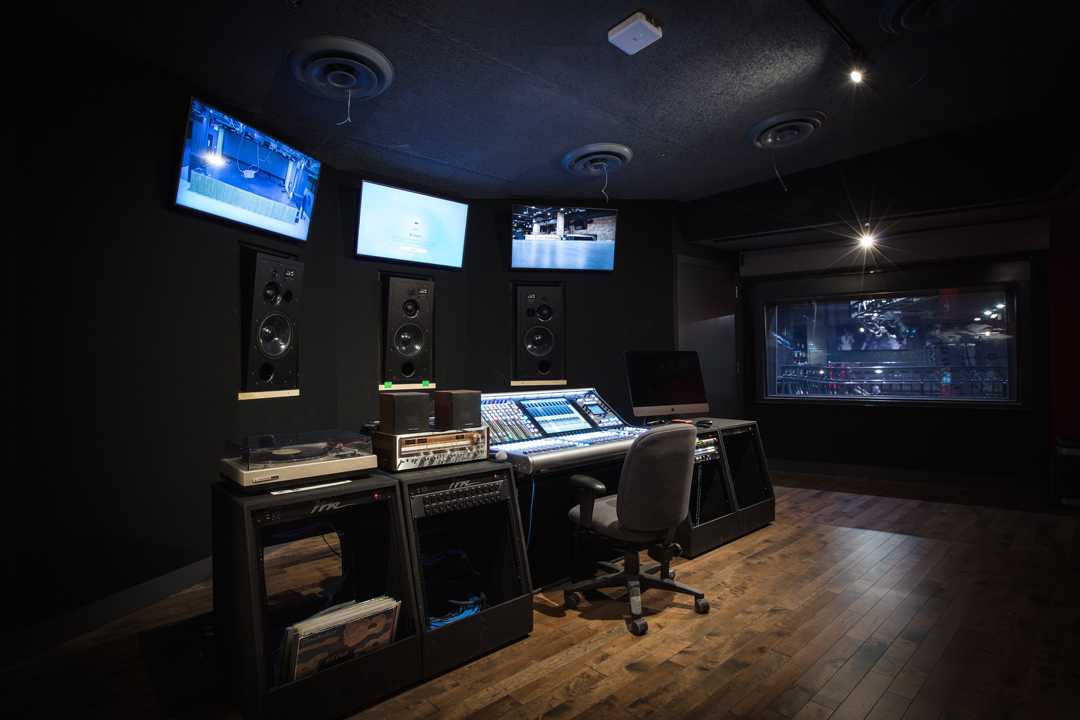 The control room is equipped with a Solid State Logic Live L550 digital mixing console The control room is equipped with a Solid State Logic Live L550 digital mixing console