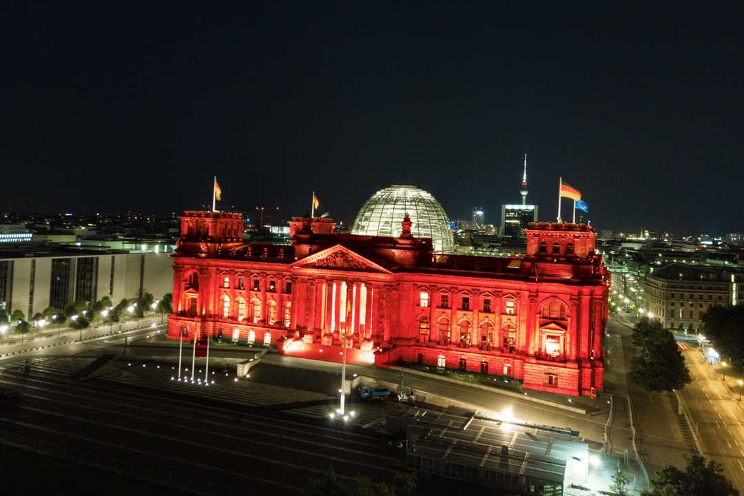The German Bundestag was also lit in red I Photo: Night of Light The German Bundestag was also lit in red I Photo: Night of Light
