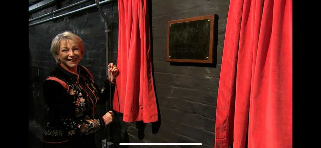 The plaque was unveiled by Alan Jacobi’s wife, Peta The plaque was unveiled by Alan Jacobi’s wife, Peta