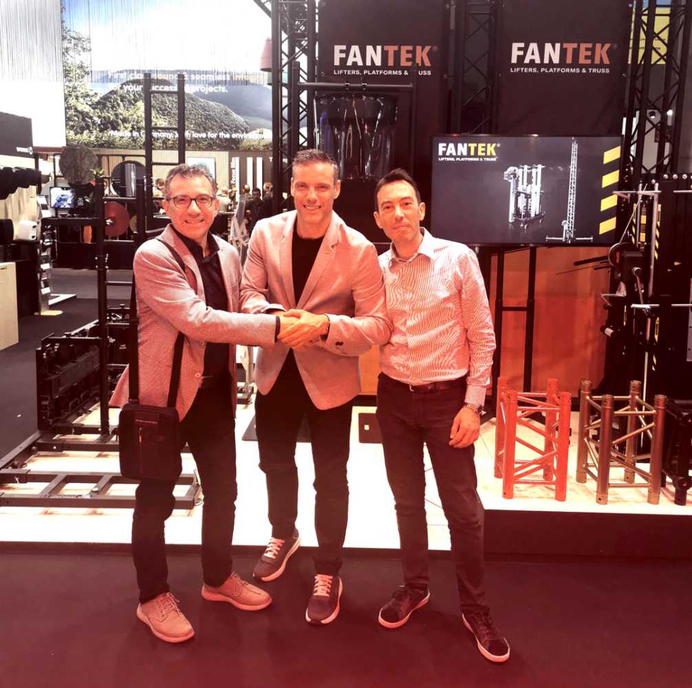 Luca Di Donato (business developer ZaLight), Juan José Vila (COO & CMO Equipson), Graziano Zanini (presidente ZaLight) at ISE Luca Di Donato (business developer ZaLight), Juan José Vila (COO & CMO Equipson), Graziano Zanini (presidente ZaLight) at ISE