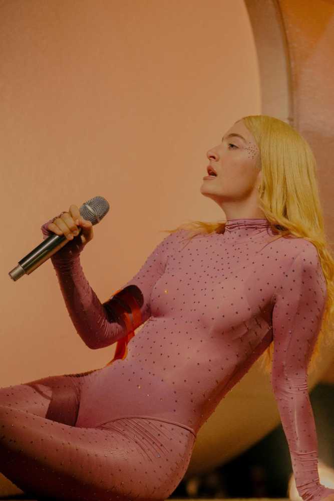 Lorde with her DPA Microphones’ d:facto 4018VL Vocal Microphone (photo: Lauren Tepfer) Lorde with her DPA Microphones’ d:facto 4018VL Vocal Microphone (photo: Lauren Tepfer)