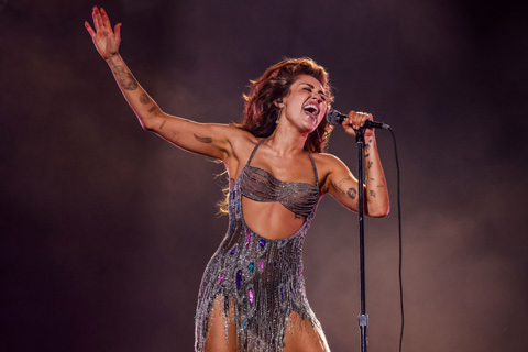 Miley Cyrus performs during the 66th Grammy Awards (photo: John Shearer/Getty Images)